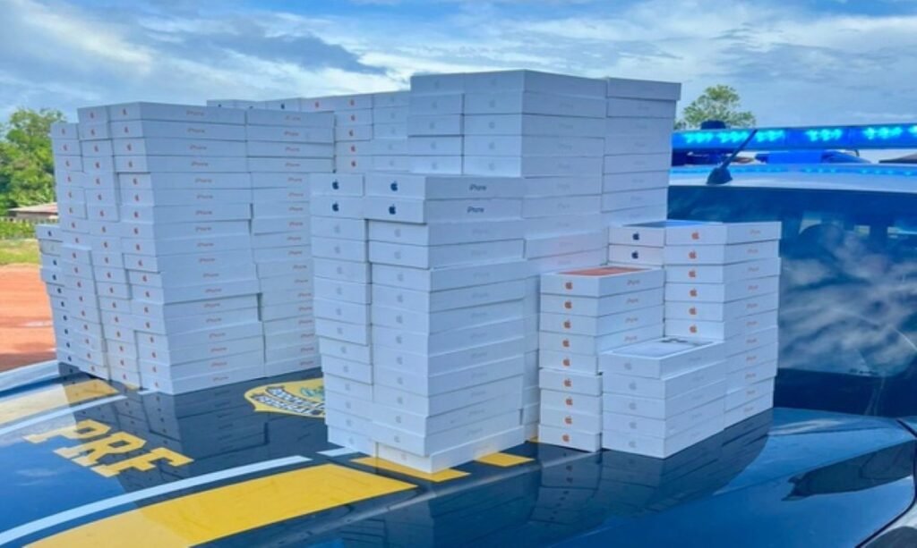 Motorista é preso com 426 iPhones e garrafas de vinho avaliados em mais de R$ 5 milhões na BR-174