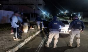 PRF intercepta veículos com 21 imigrantes escondidos e prende dois coiotes na BR-401