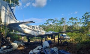 Avião usado por grupos ligados ao narcogarimpo é destruído em operação no sul de Roraima