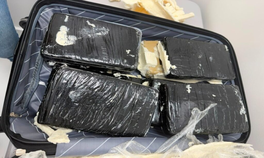 Novo caso em 2 dias no aeroporto de Boa Vista termina com mulher presa com 15 tabletes de skunk