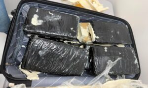Novo caso em 2 dias no aeroporto de Boa Vista termina com mulher presa com 15 tabletes de skunk