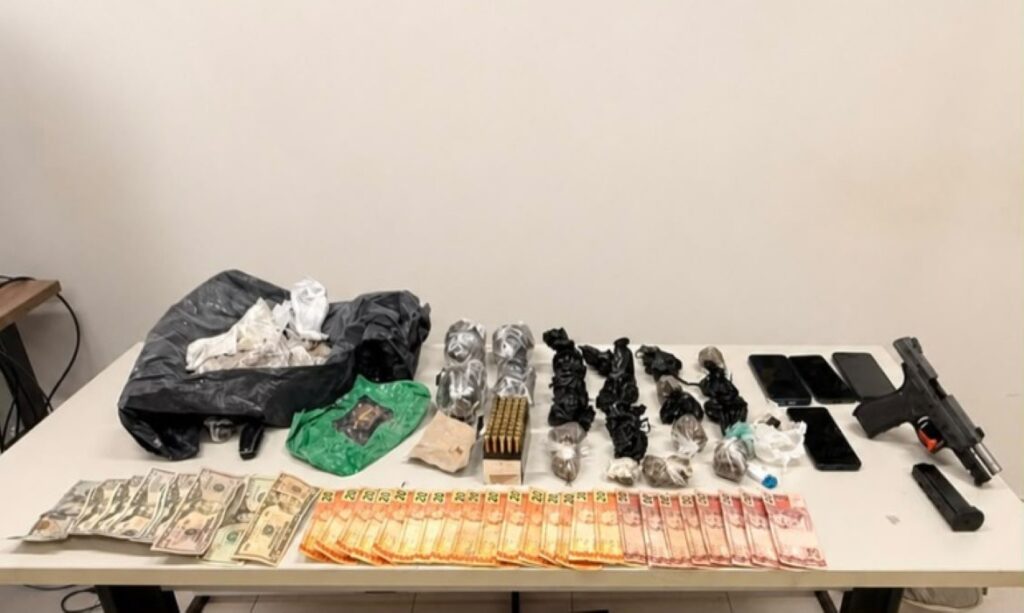 Quatro venezuelanos são presos com drogas, dinheiro e arma com numeração raspada em Boa Vista